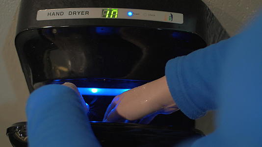 在现代烘干机洗手后女性近距离看到干手视频的预览图