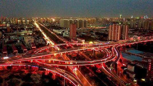 航拍夜空下的高架桥交通视频的预览图