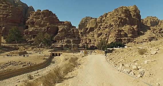 约旦哈希姆王国瓦迪拉姆沙漠的美丽风景视频的预览图