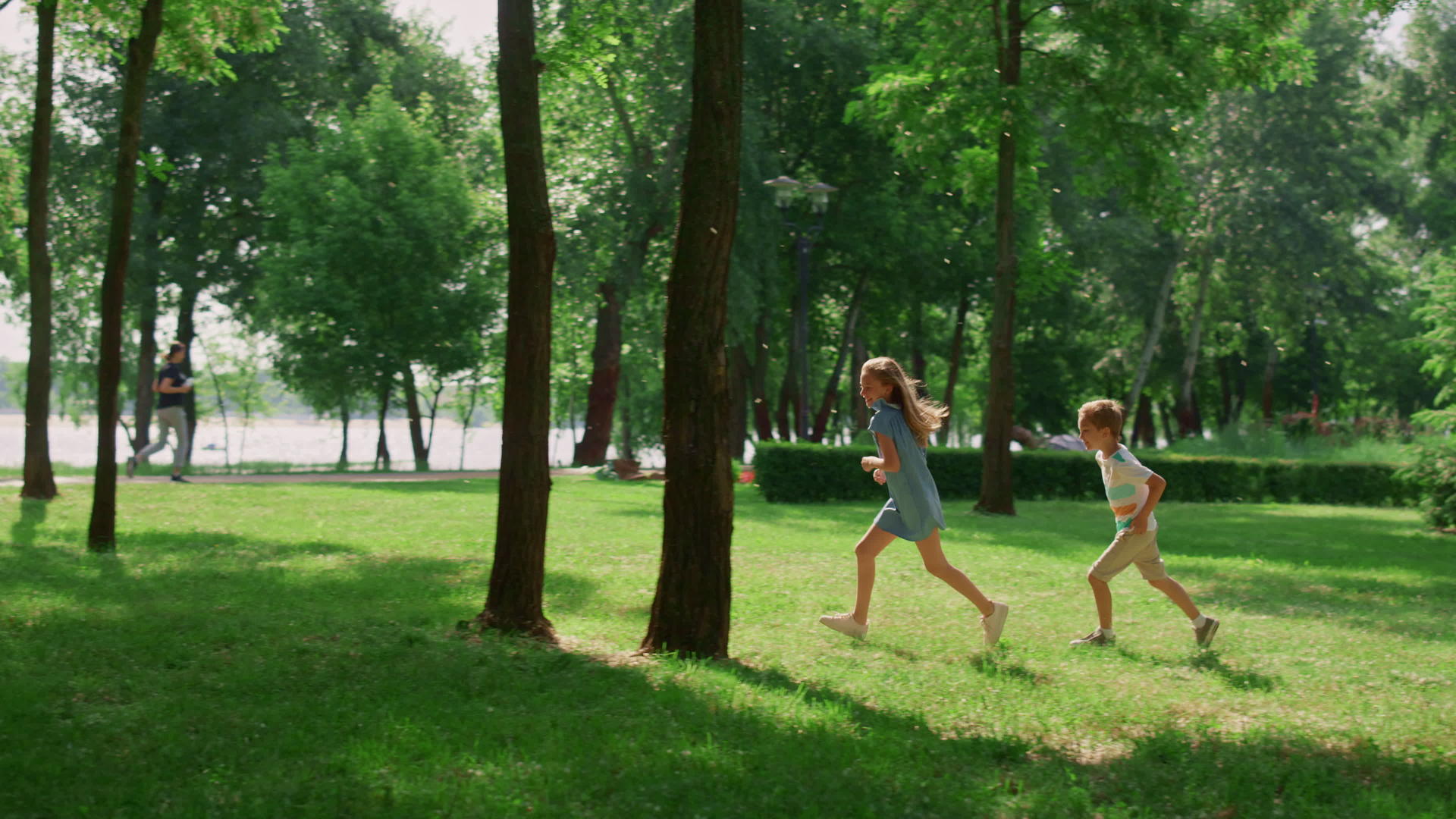 笑声中的孩子们在阳光明媚的草地上奔跑视频的预览图