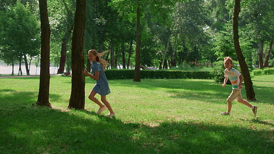 孩子们在公园里跑来跑去追赶视频的预览图