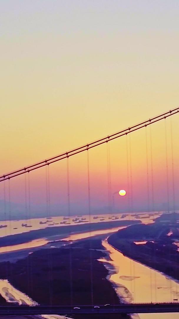 日出长江大桥航拍视频的预览图