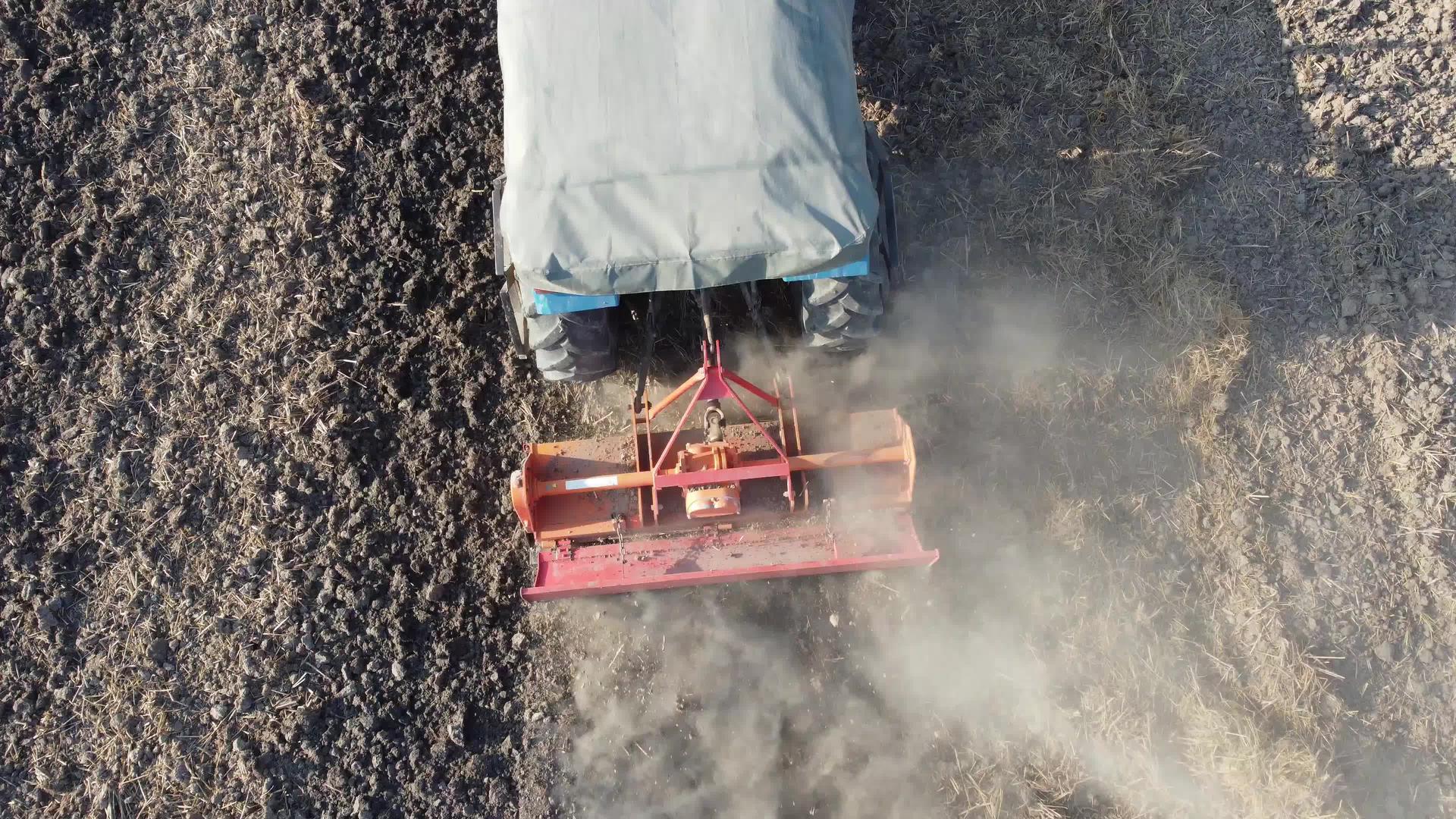 播种稻田拖拉机视频的预览图