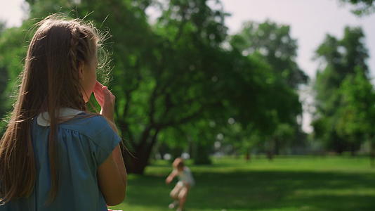 有趣的女孩在阳光明媚的公园里挠鼻子视频的预览图
