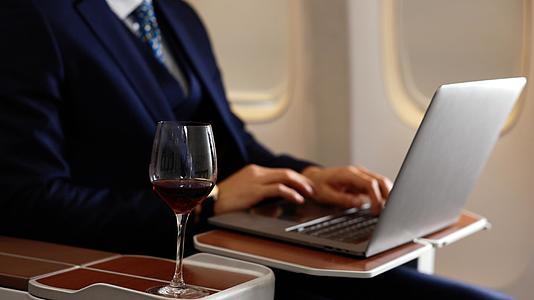 商务男青年出差飞机上喝红酒视频的预览图