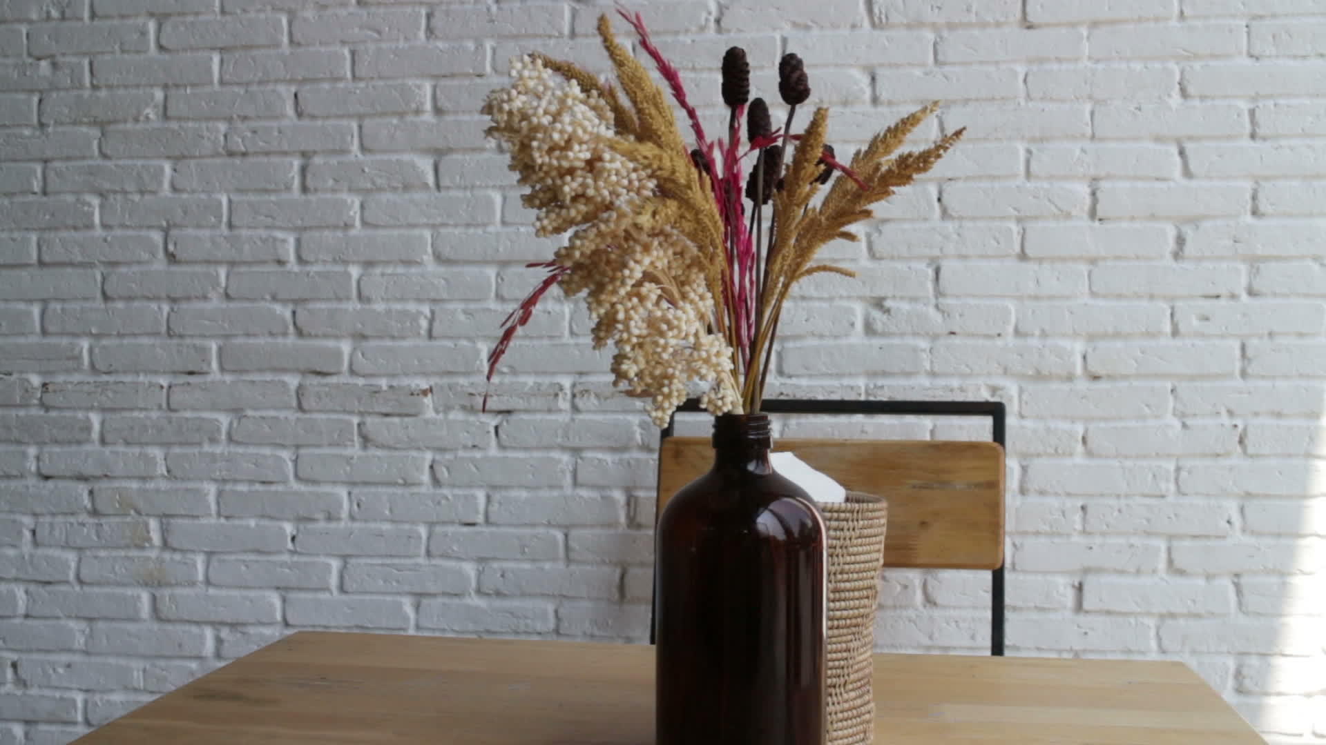 干花和桌椅在白色咖啡馆的花瓶里视频的预览图