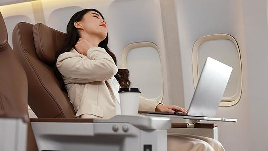 女人出差飞机上疲劳休息视频的预览图