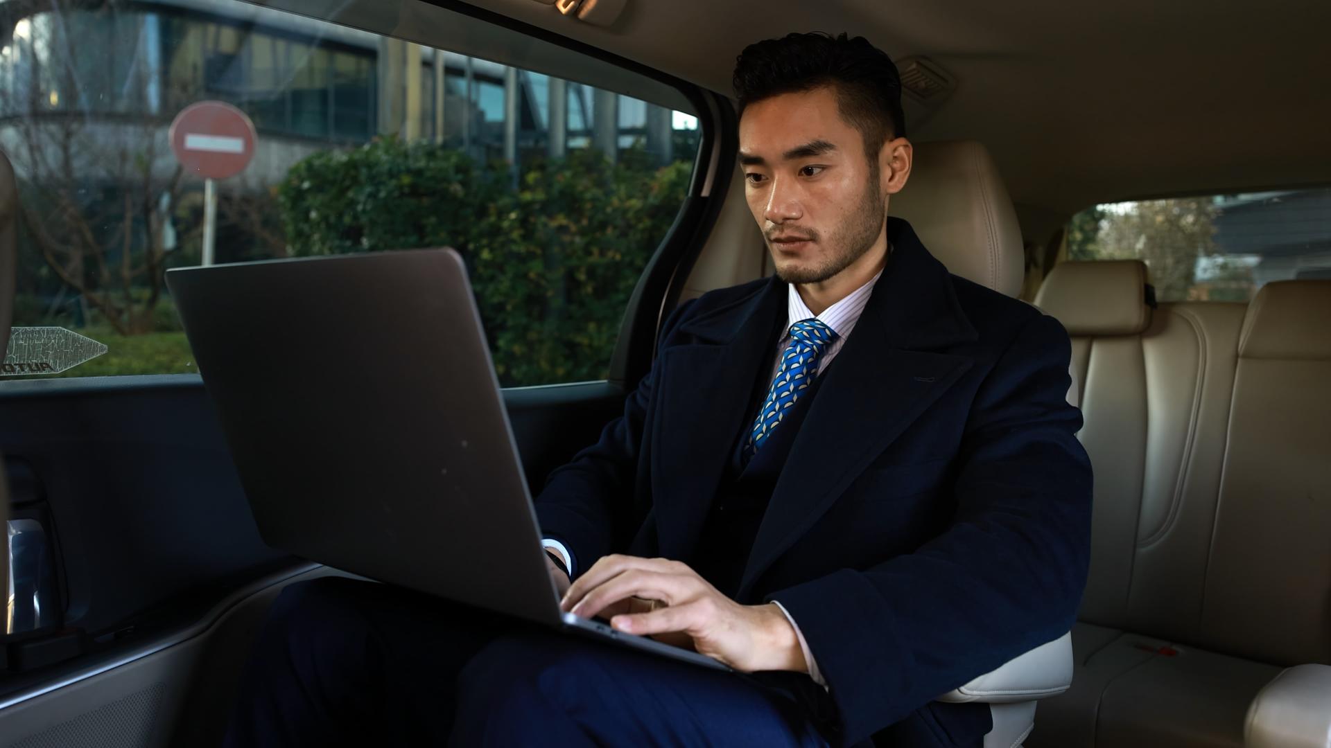 男人在车上用电脑办公视频的预览图