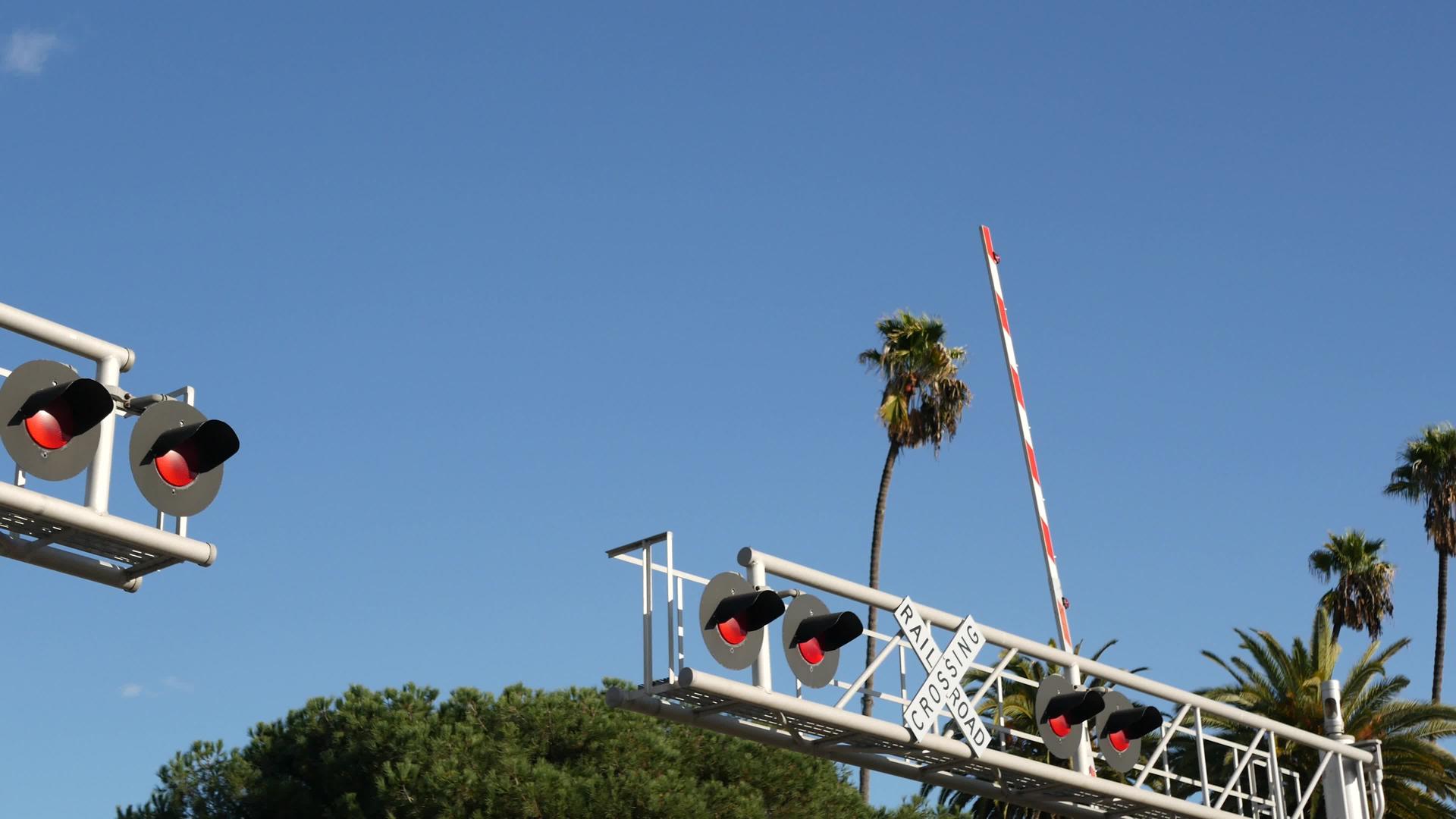 加州铁路交叉口上的美国平交道口警告信号Crossbuck视频的预览图