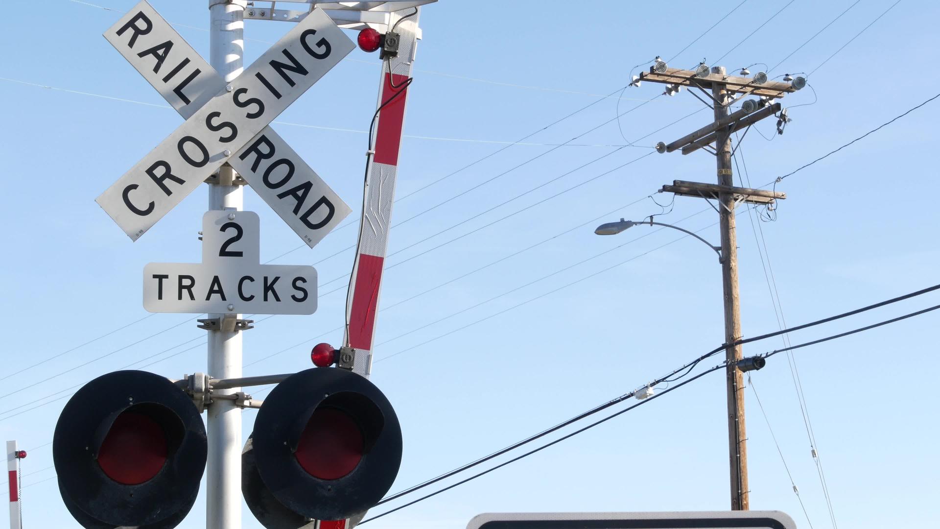 加州铁路交叉口上的美国平交道口警告信号Crossbuck视频的预览图