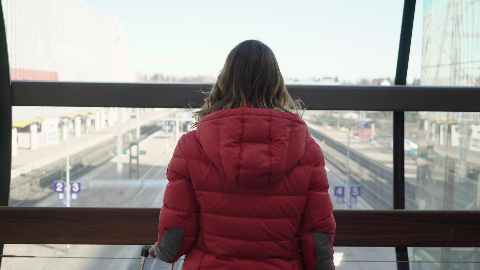 站在站台平台上等她的年轻女子的火车视频的预览图