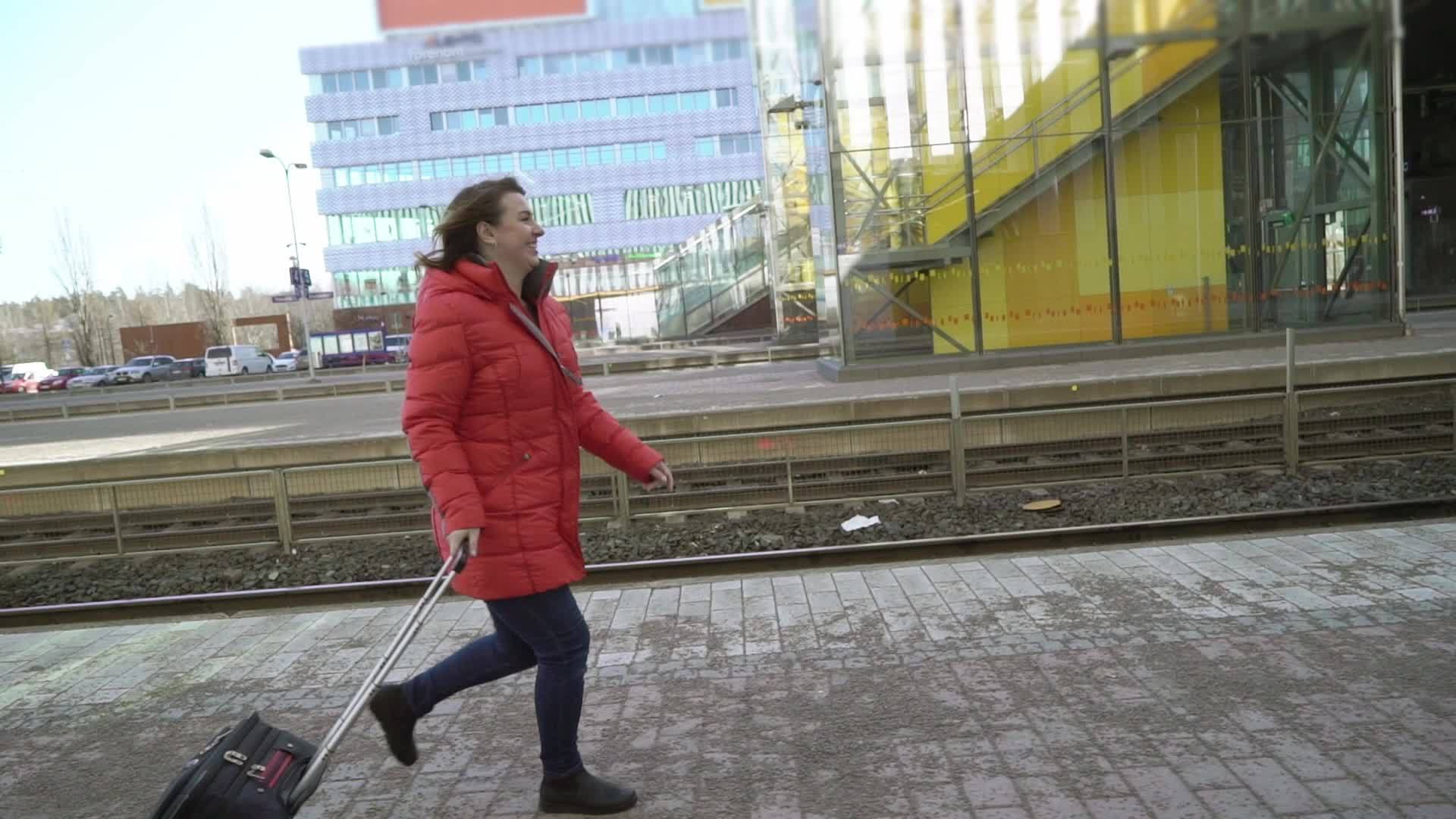 年轻女性在站台上跑来跑去等火车视频的预览图