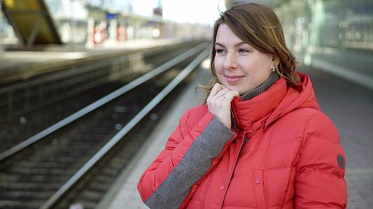 站在站台上等她的火车的年轻女子视频的预览图