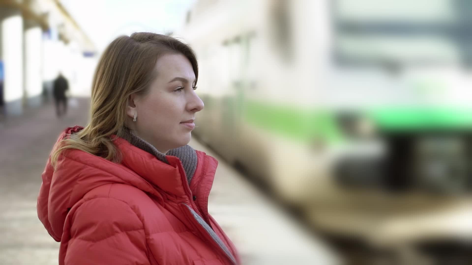 站在站台上等她的火车的年轻女子视频的预览图