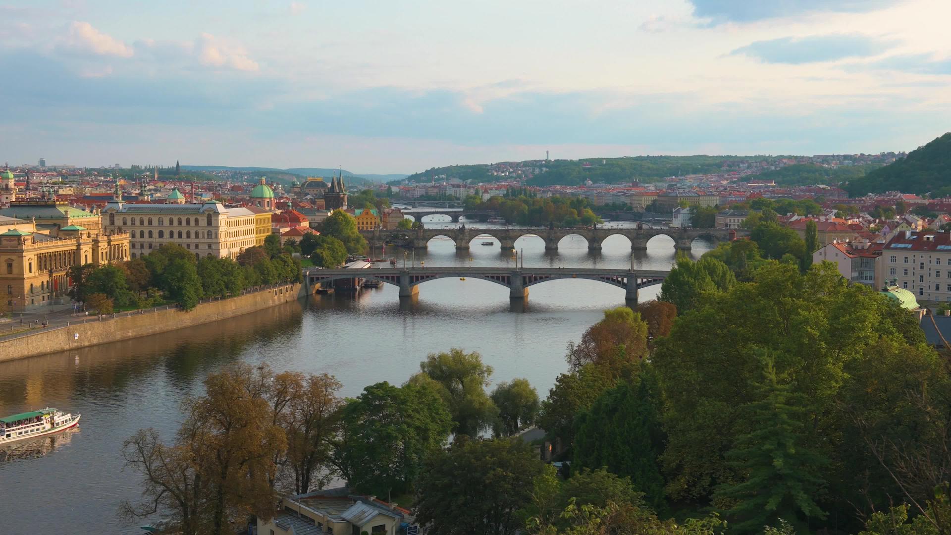 伏尔塔瓦河历史桥梁左端视频的预览图