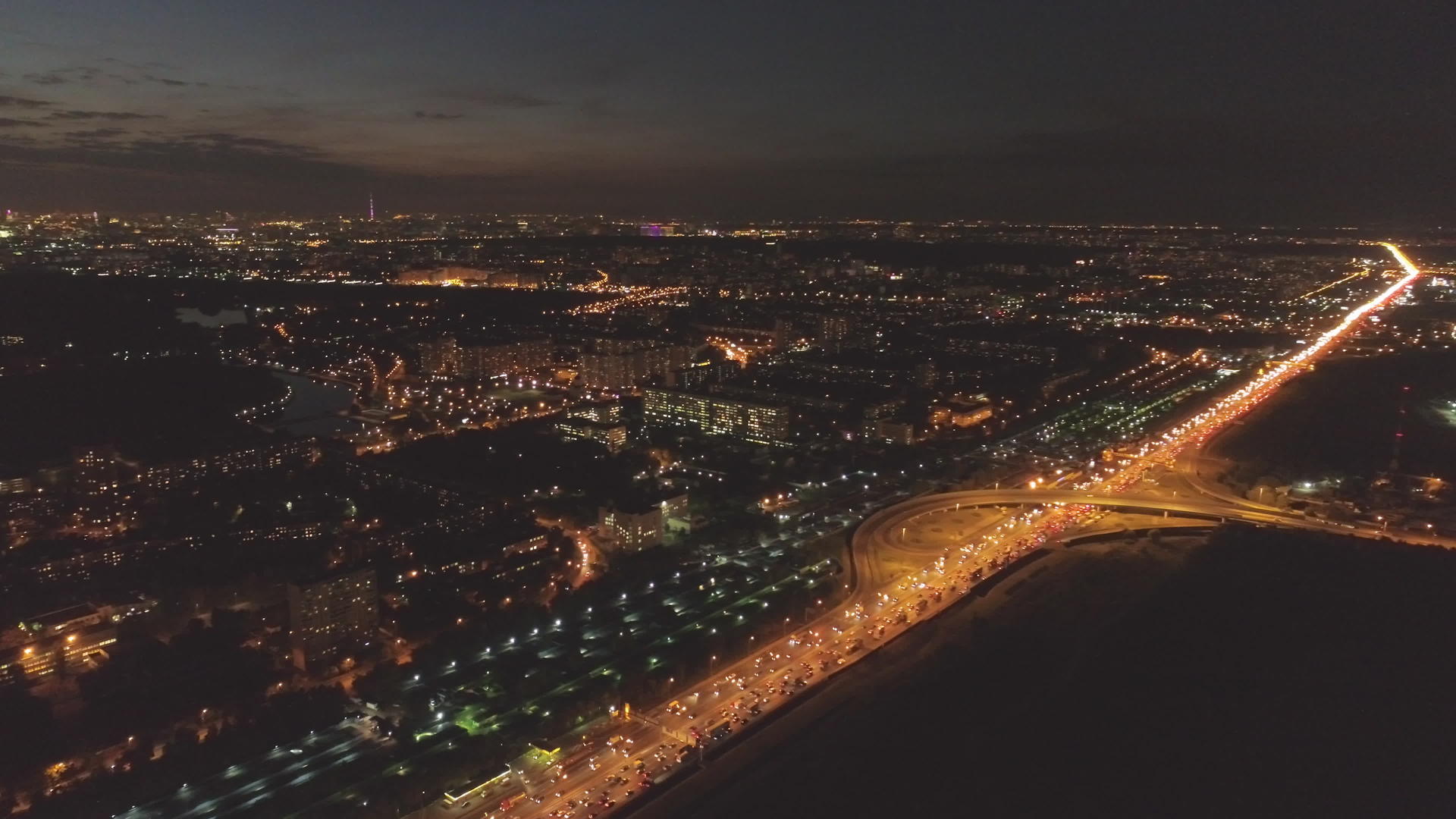 城市和高速公路的全景视频的预览图