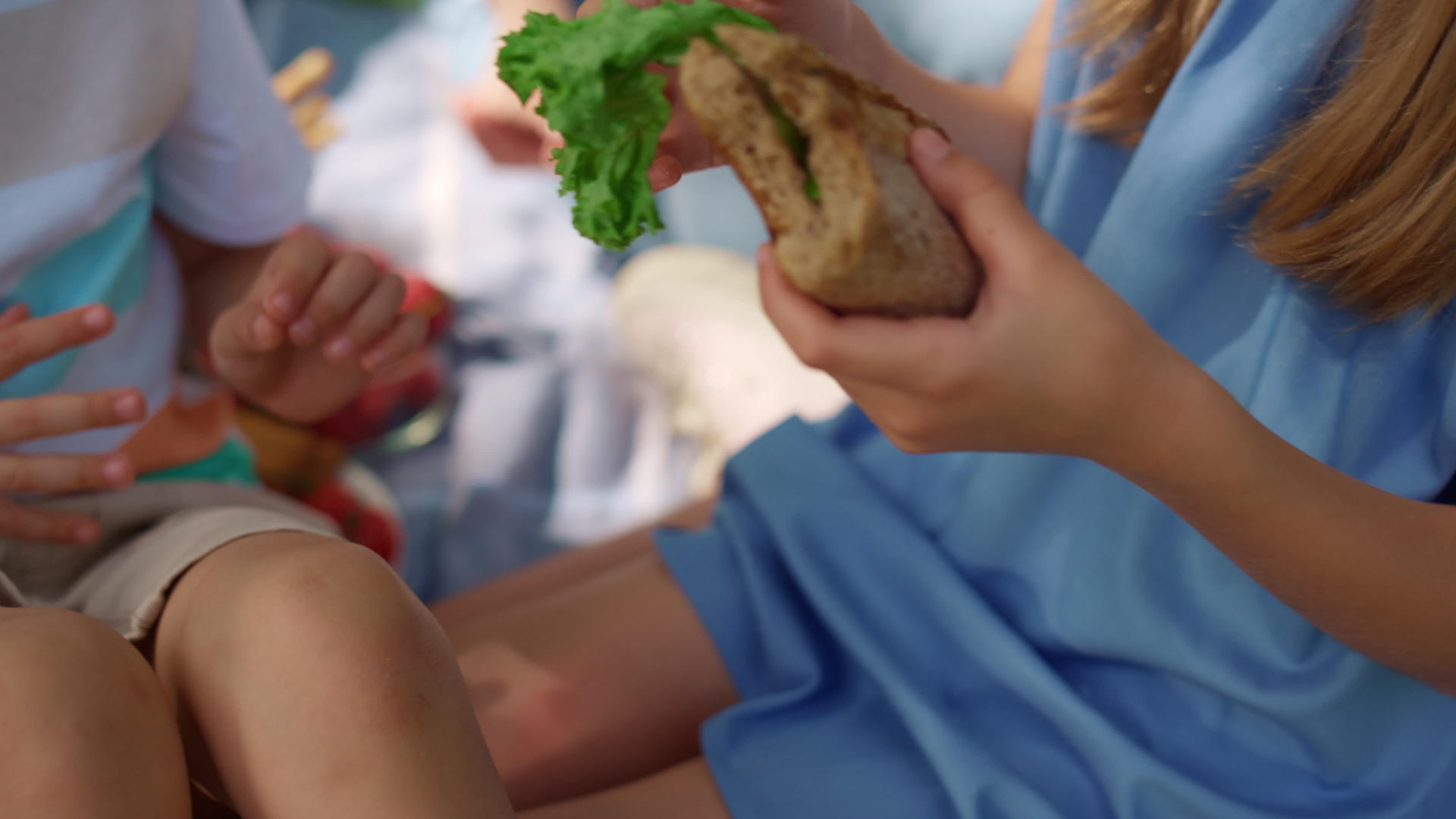 无法识别的女孩手里拿着三明治特写视频的预览图