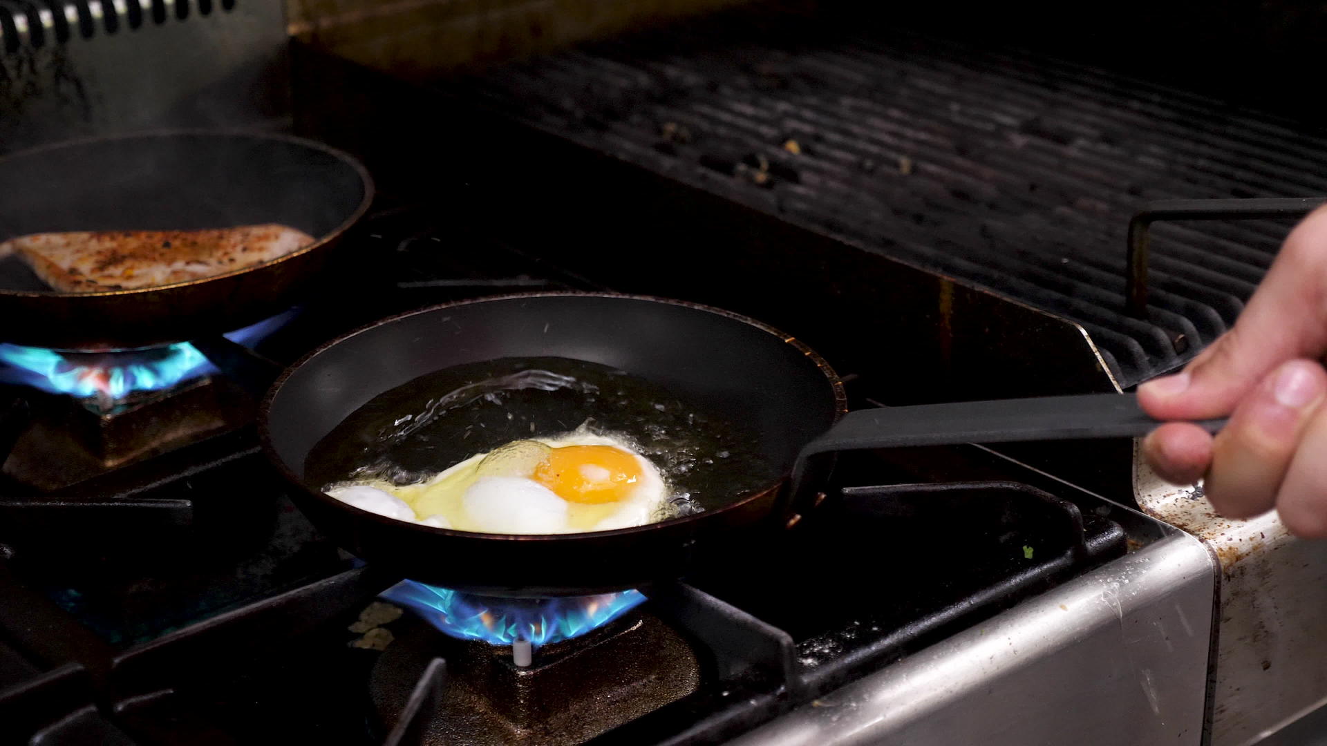 在厨房的锅盘上煎鸡蛋视频的预览图