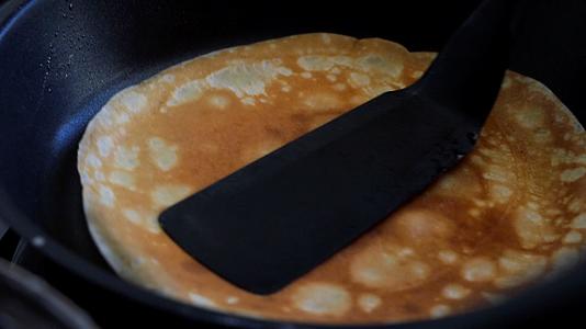 煎锅里的煎饼需要更长的时间来翻转和烹饪视频的预览图