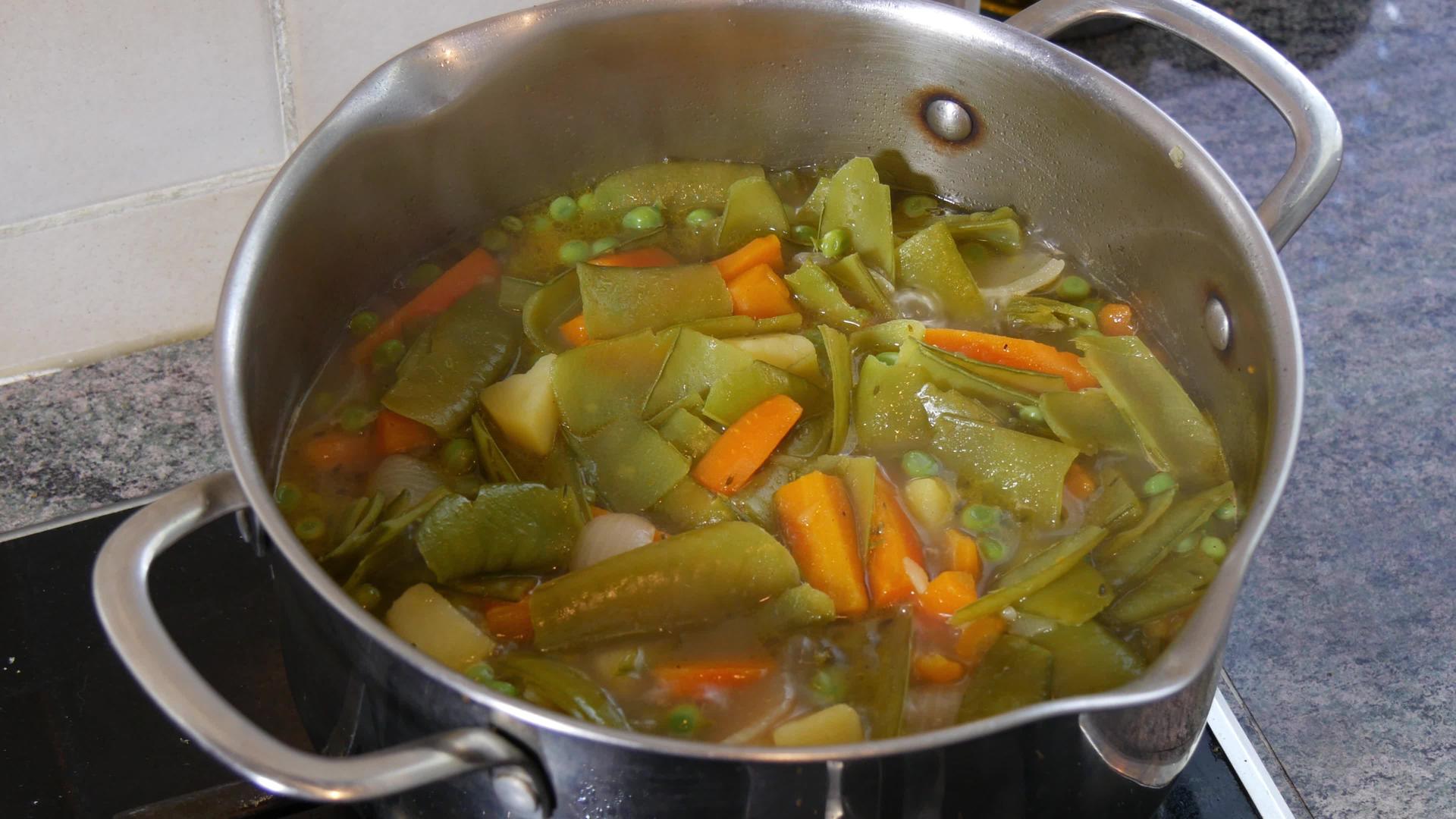 有机蔬菜在锅里煮视频的预览图
