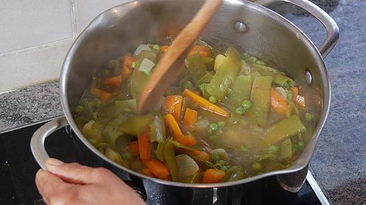 有机蔬菜在锅里煮视频的预览图