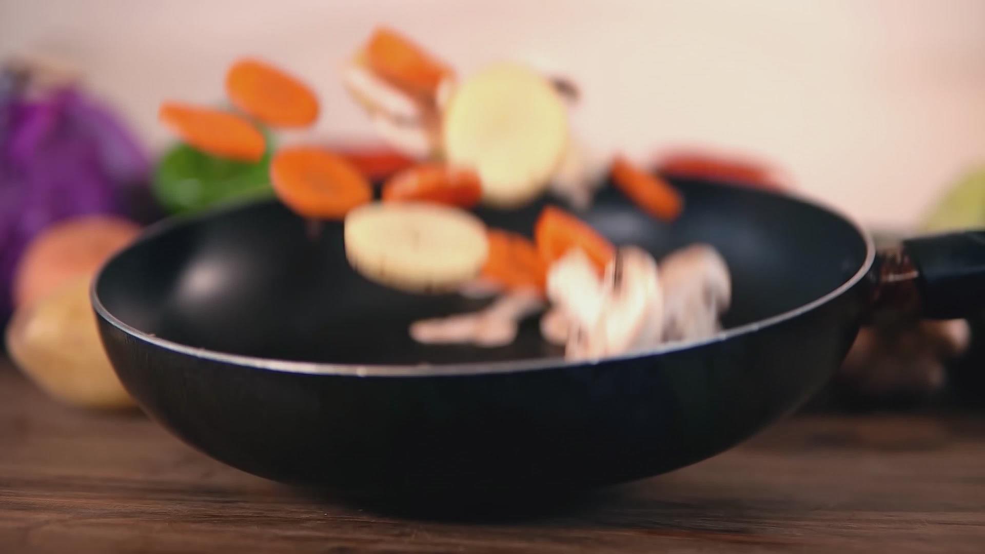 锅中蔬菜视频的预览图