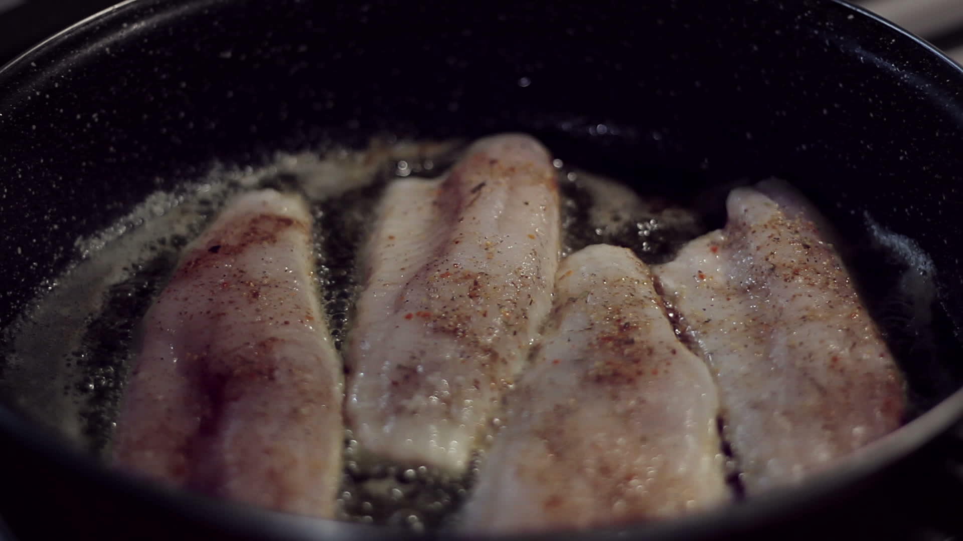 在黄油上煎锅鱼片视频的预览图
