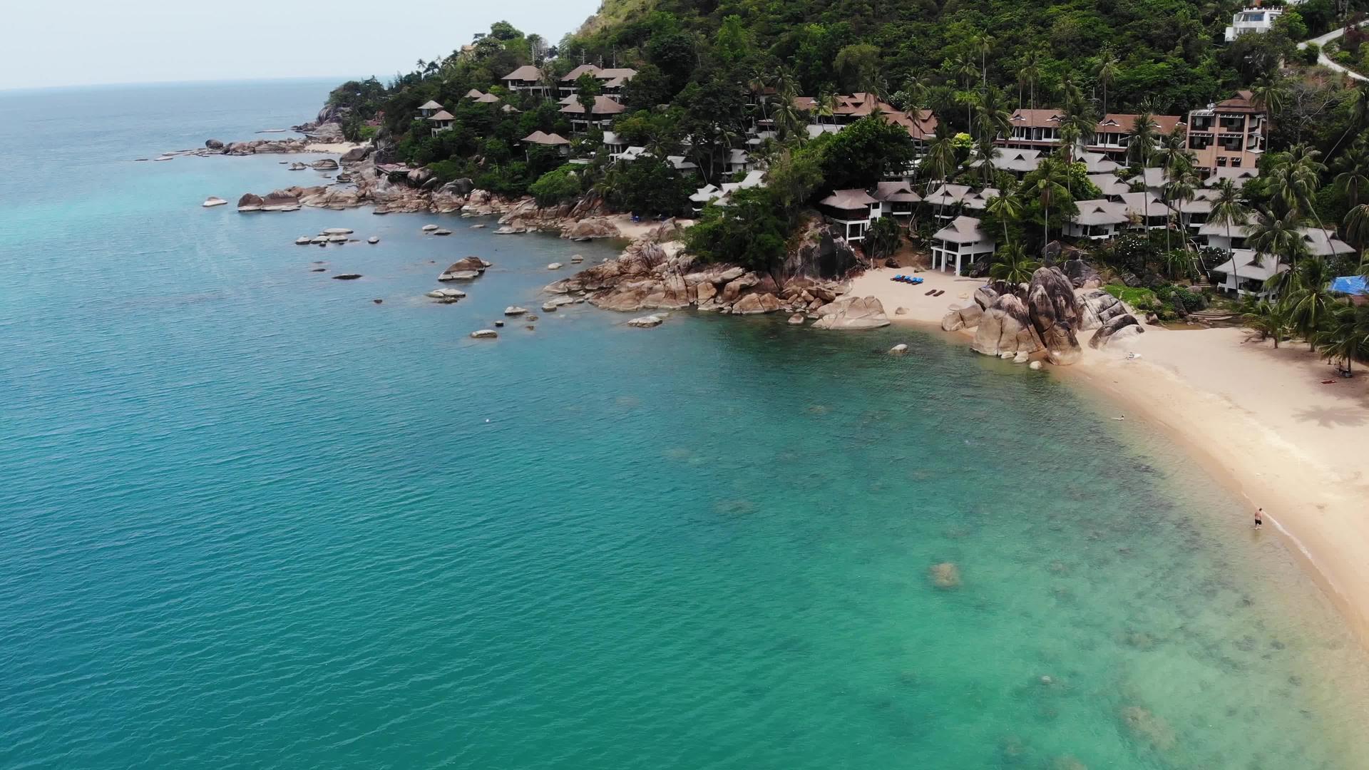 在泰国阳光明媚的日子里热带岛屿上的小房子位于苏梅岛视频的预览图