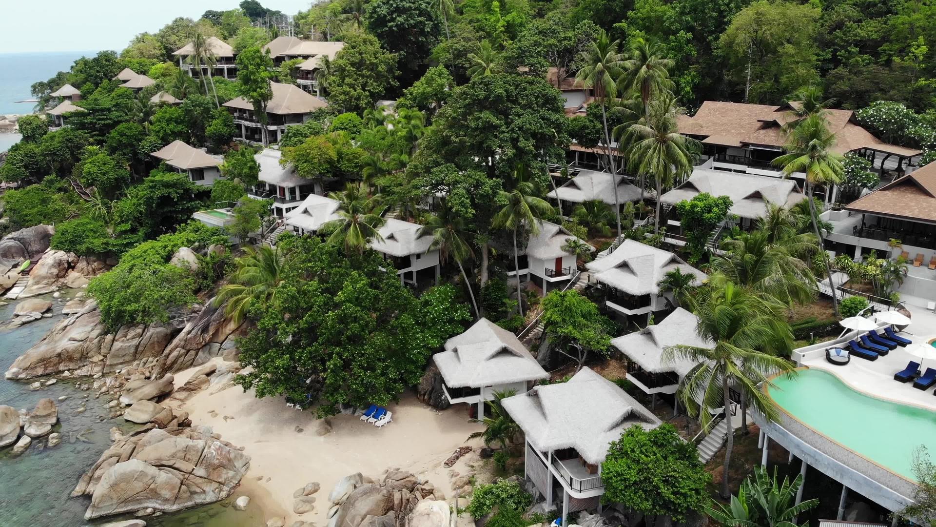 在泰国阳光明媚的日子里热带岛屿上的小房子位于苏梅岛视频的预览图