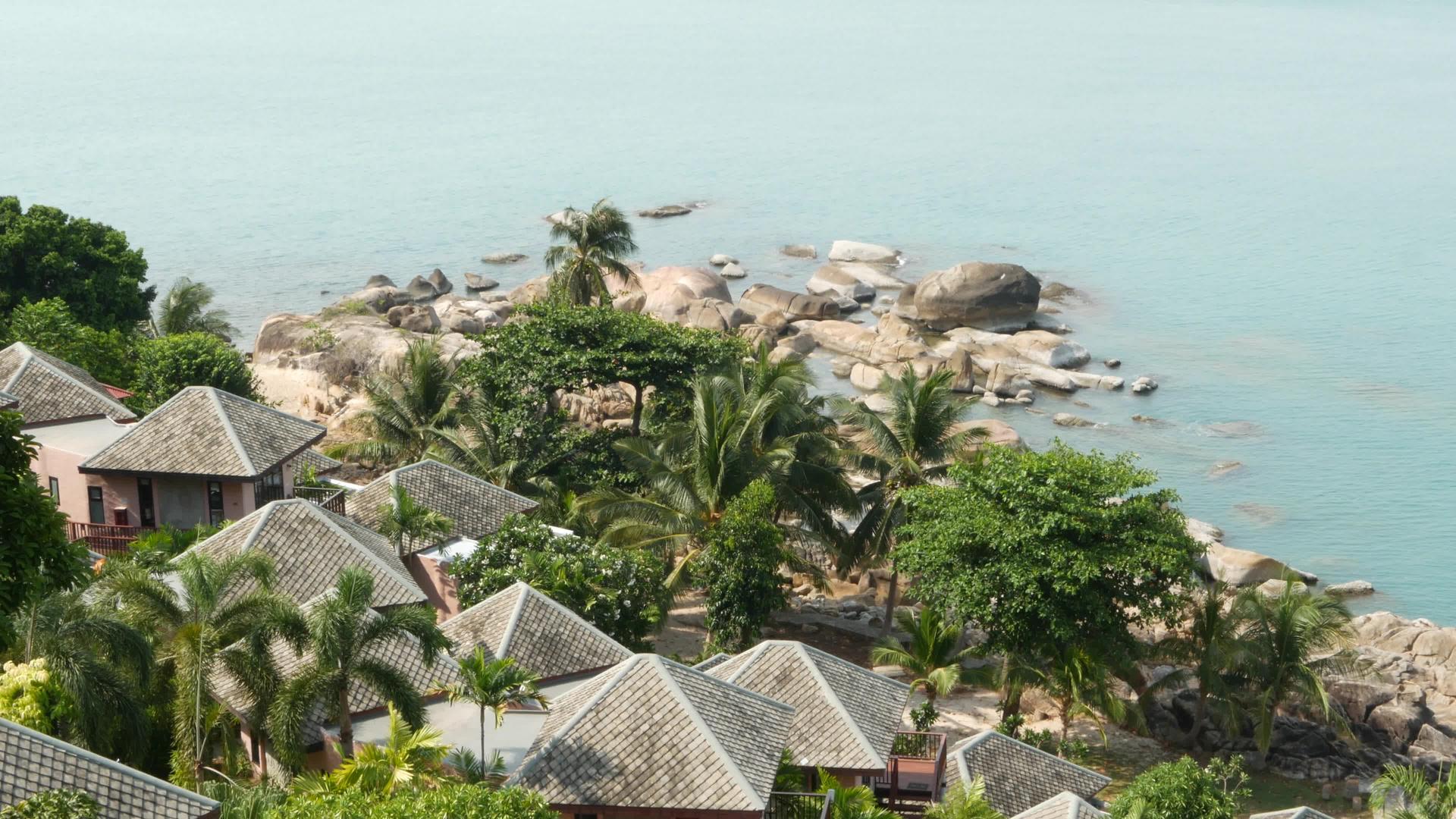 海滨别墅和棕榈树热带度假胜地视频的预览图