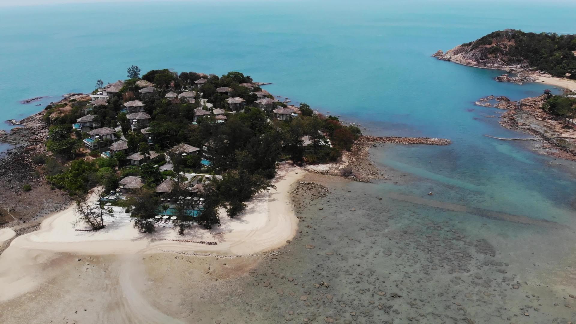 许多热带小屋位于海滨海岸附近的沿海度假胜地视频的预览图