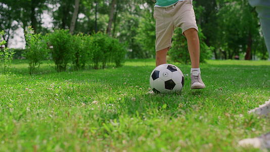 未知男孩腿部制作足球运动特写视频的预览图