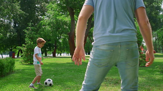 男孩和父亲的特写进行足球锻炼视频的预览图