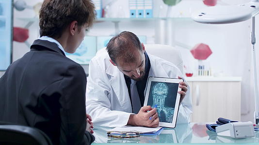 现代医生在平板电脑上对患者进行x光扫描视频的预览图