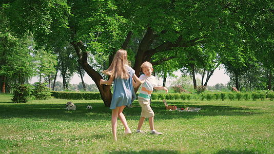 儿童在大自然中玩活跃的游戏非常快乐视频的预览图