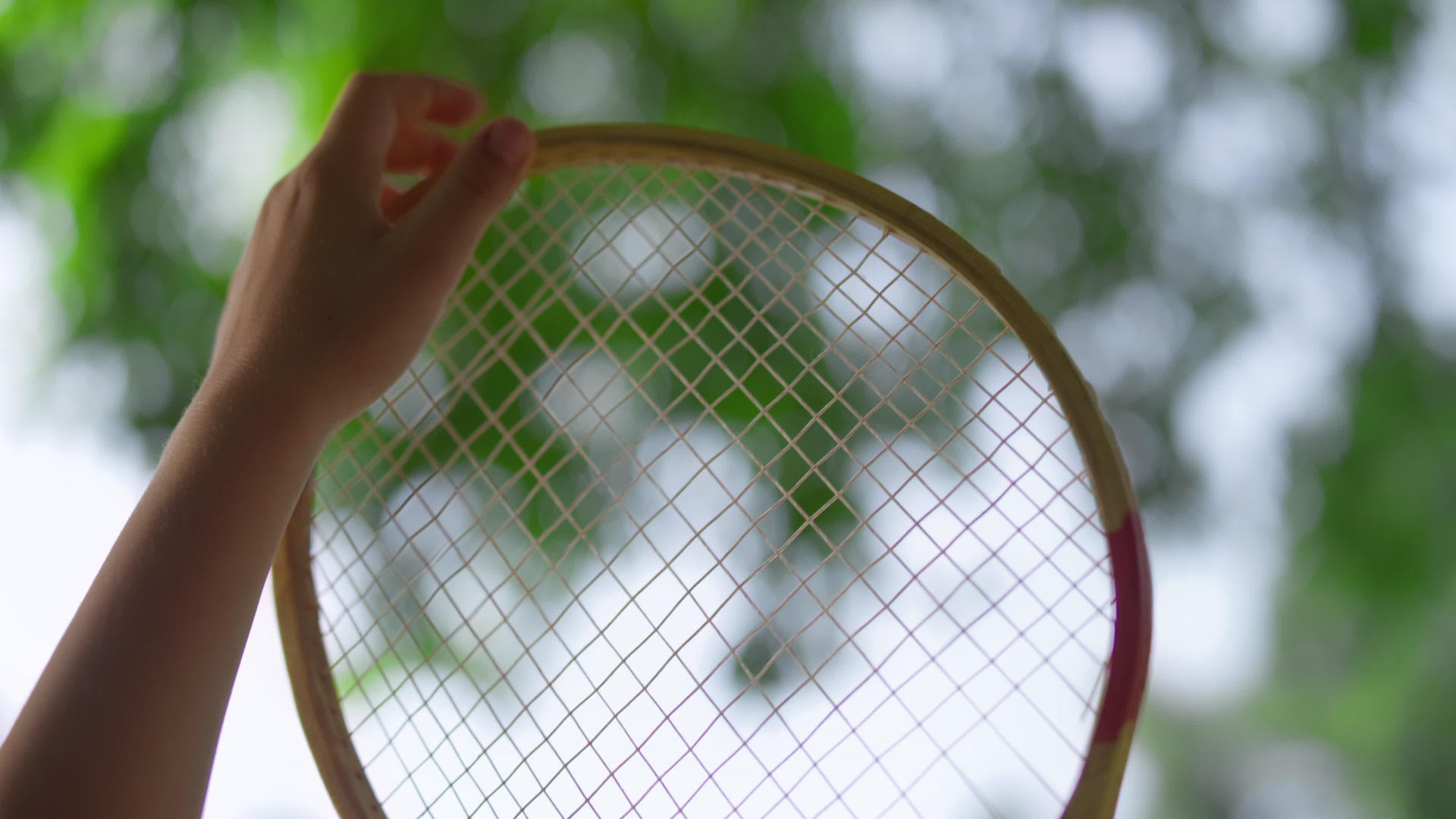 夏季公园里的特写手触摸羽毛球拍视频的预览图