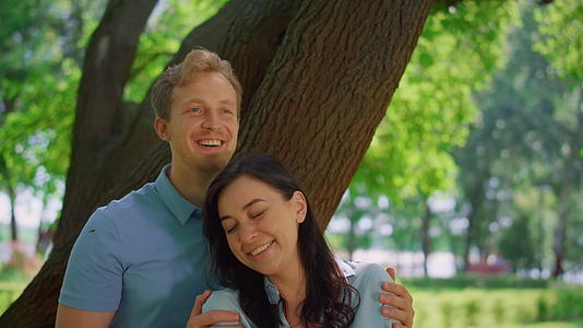 情侣们在阳光明媚的公园里微笑的画像视频的预览图