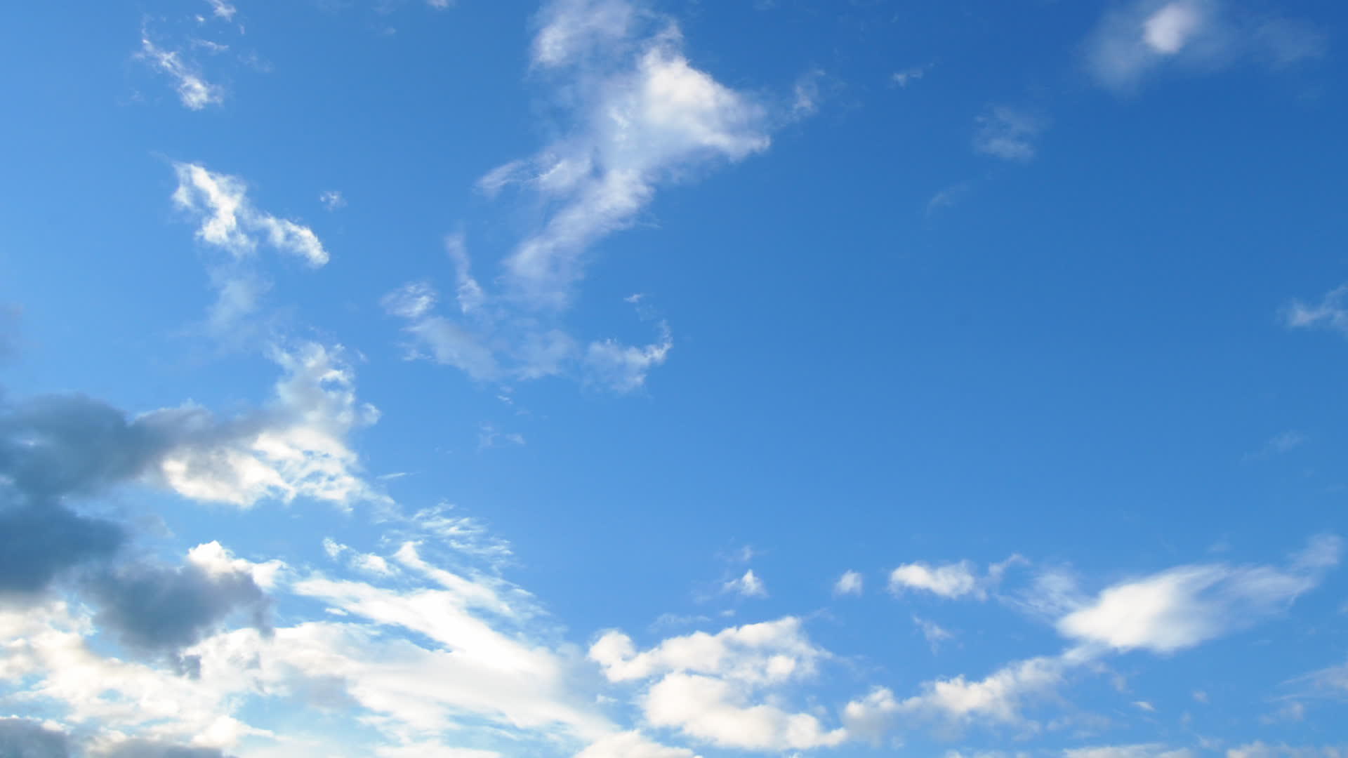 美丽的蓝色天空时间间隔视频的预览图
