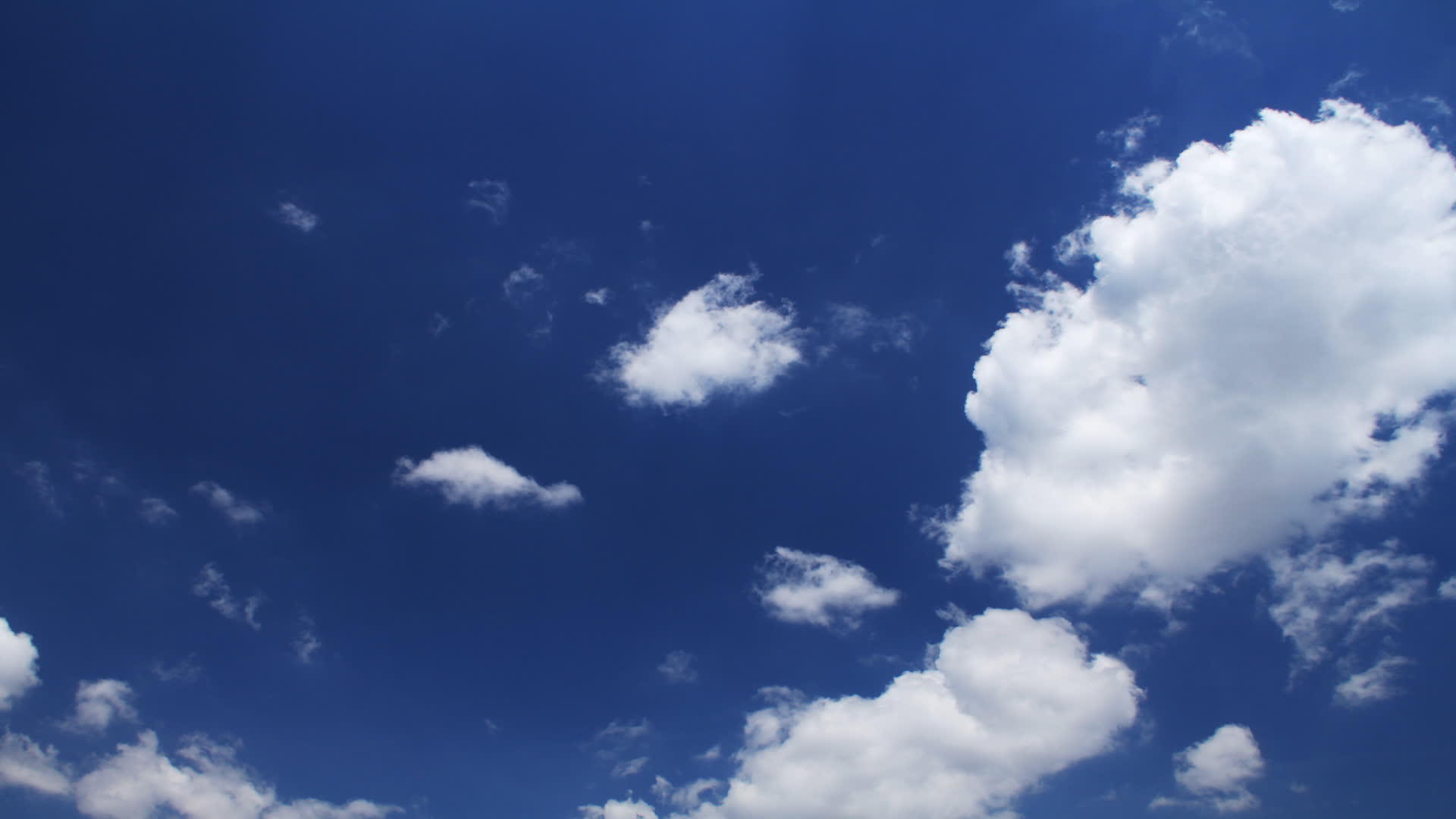 蓝天美丽的云朵视频的预览图