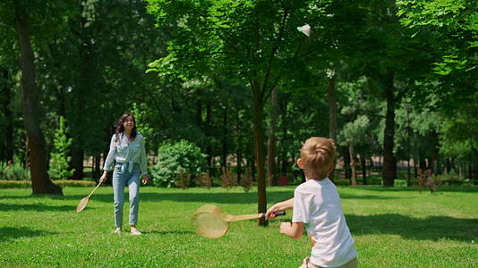 活跃的男孩和母亲背上打羽毛球视频的预览图