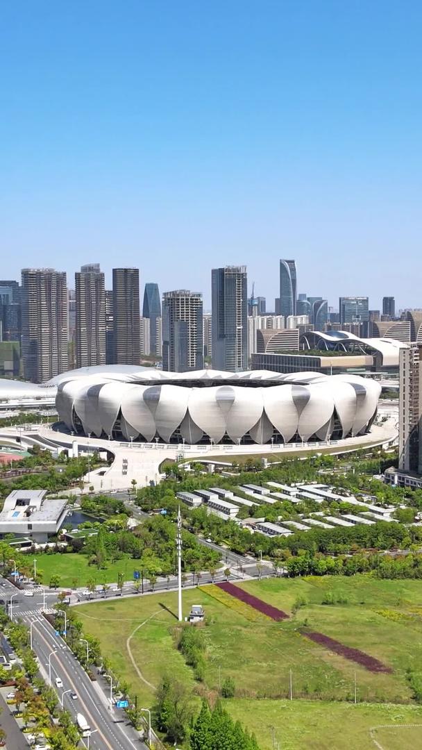航拍杭州2022亚运会主会场奥体中心体育馆大全景蓝天视频的预览图