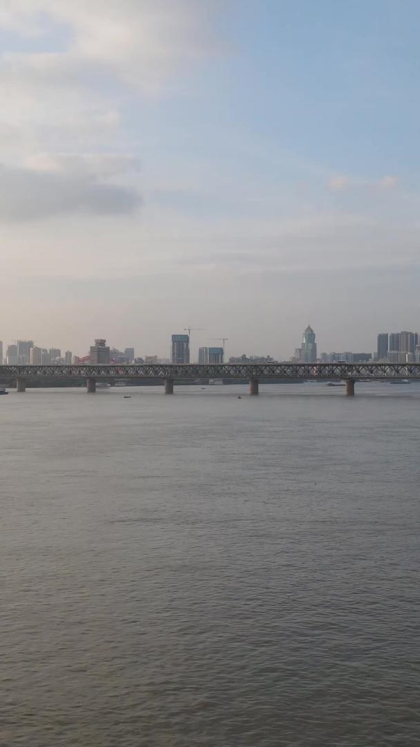 风景城市自然世界长江江景蓝天白云桥梁道路立体交通武汉长江大桥材料视频的预览图