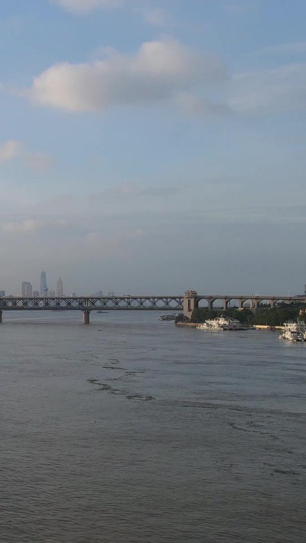 风景城市自然世界长江江景蓝天白云桥梁道路立体交通武汉长江大桥材料视频的预览图