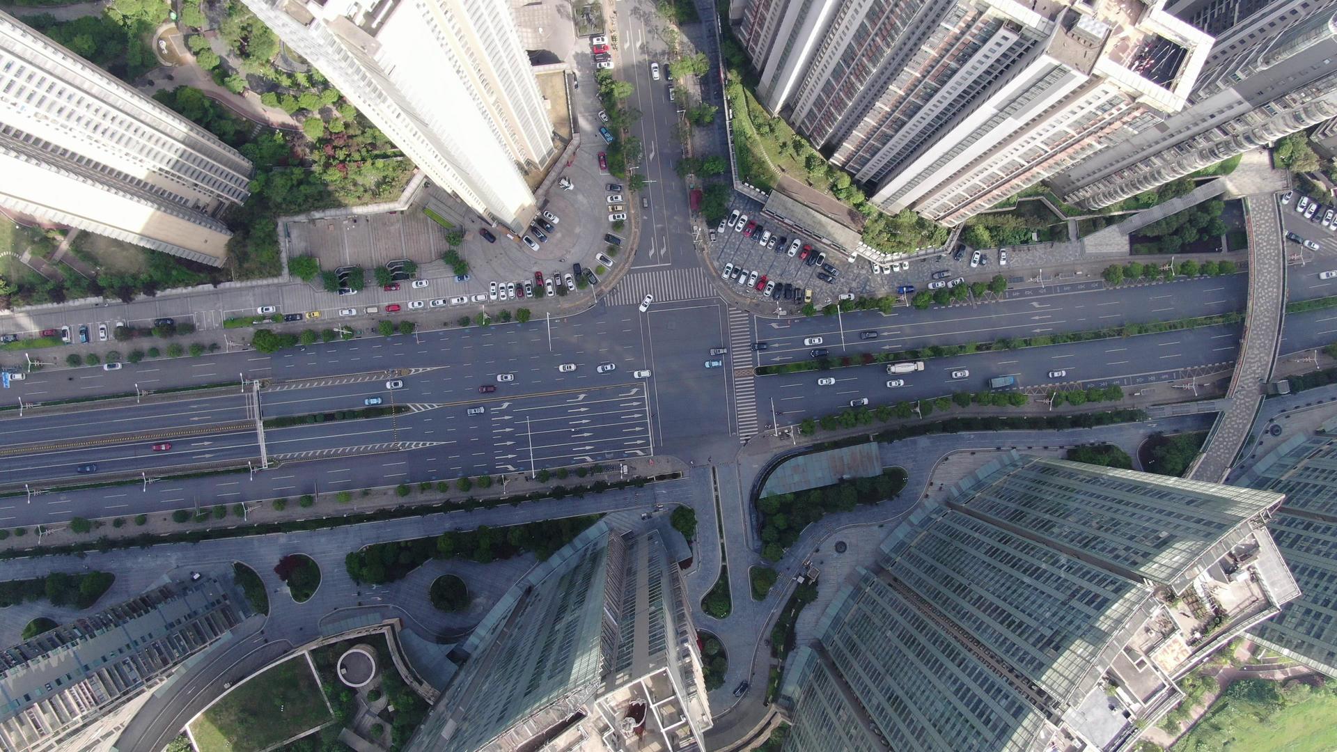 4K俯拍城市交通大道视频的预览图