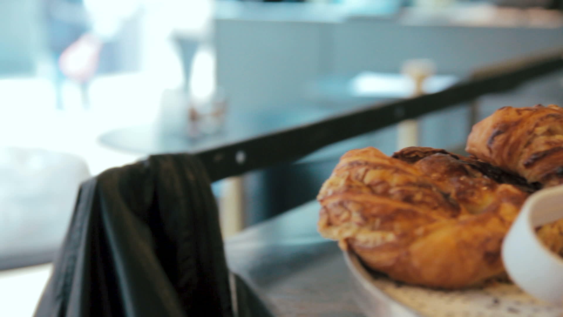 咖啡馆或面包店的托盘上有许多甜脆的羊角面包和小圆面包视频的预览图