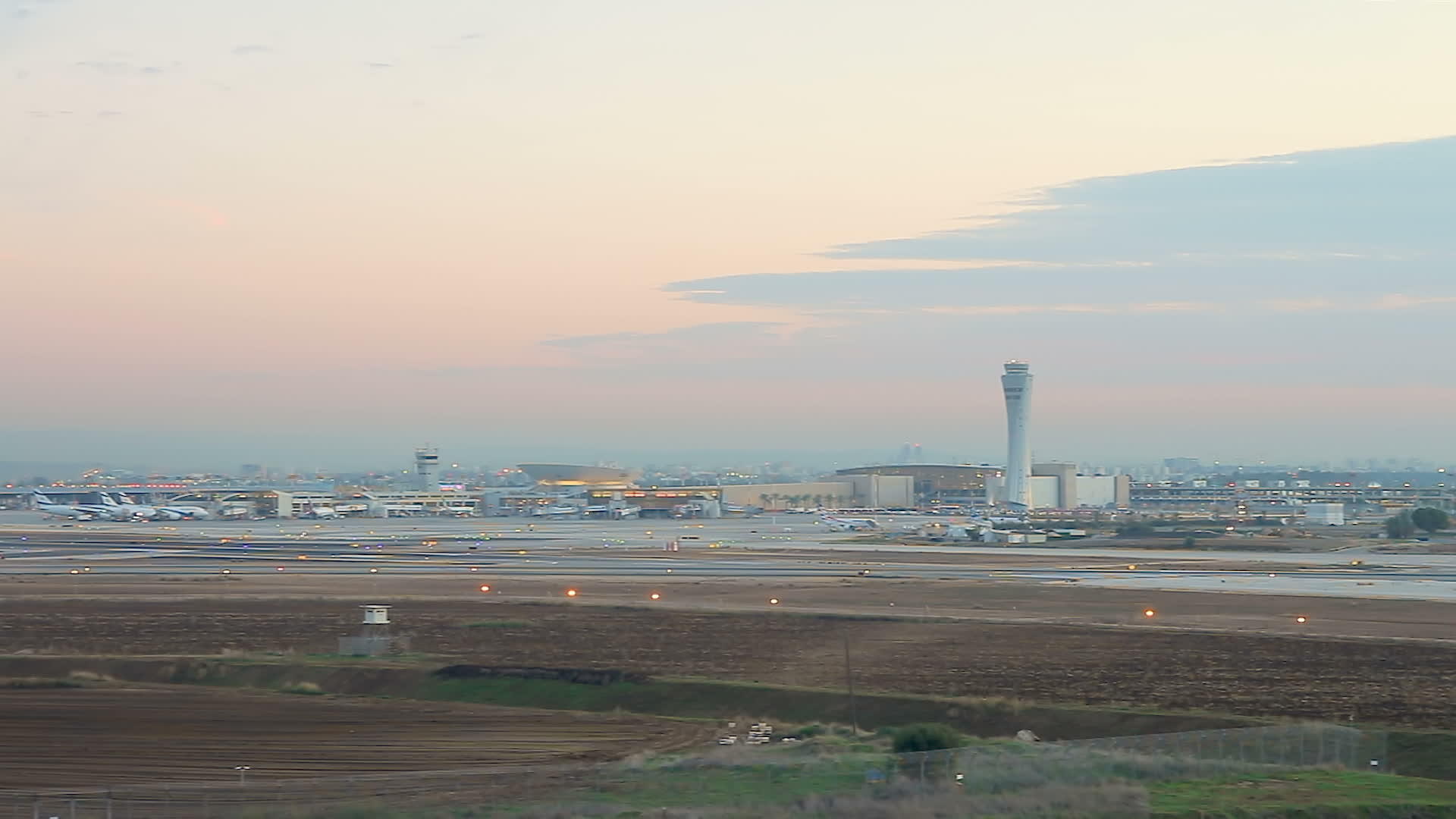 下午BenGurion下午国际机场的空中航向视频的预览图