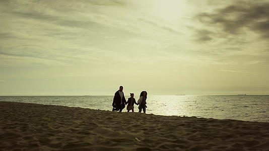 年青的家庭跑海岸线视频的预览图