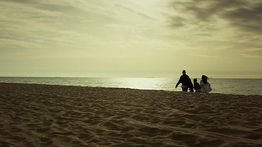 一家人早晨一起去海滩散步视频的预览图