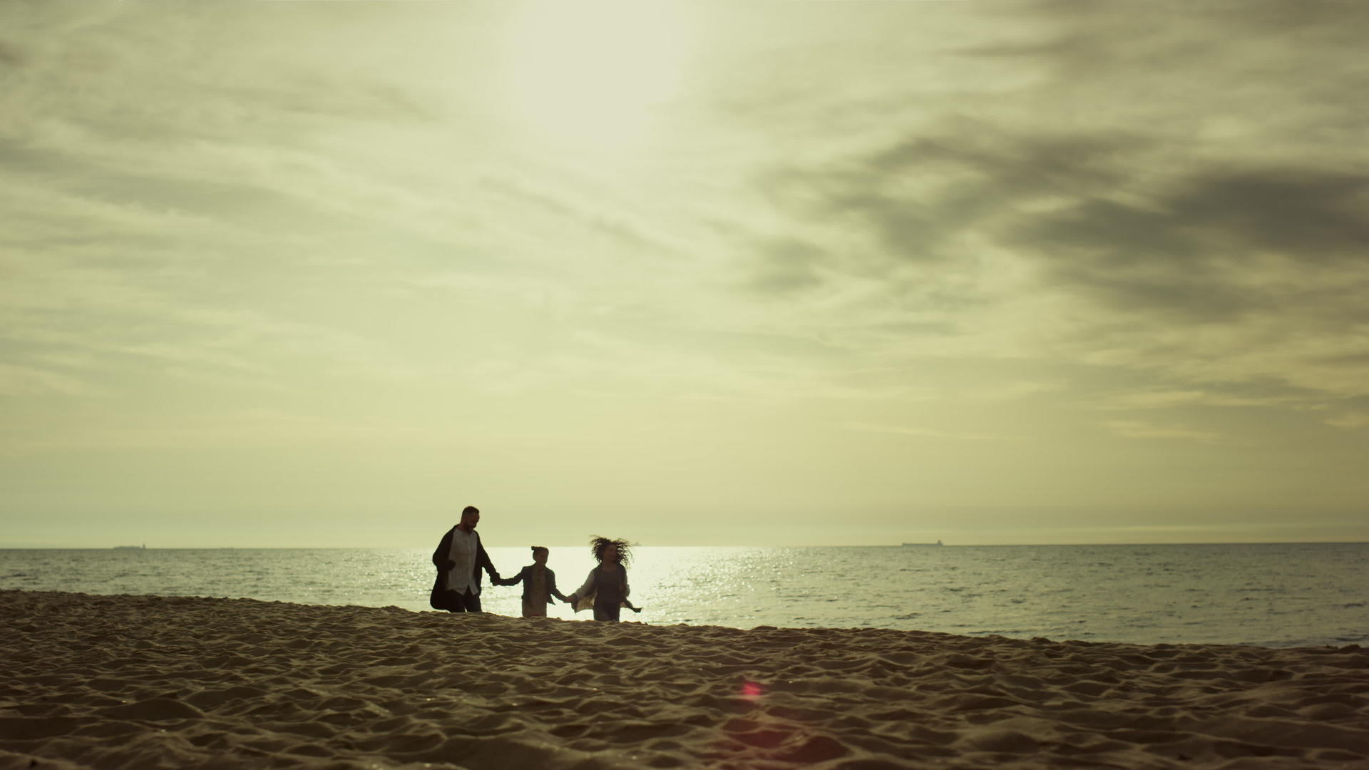 父母亲和孩子跑到海边视频的预览图