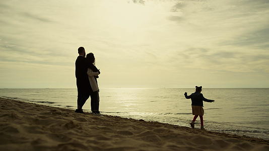 父母的孩子在海滩上度假时一起放松视频的预览图